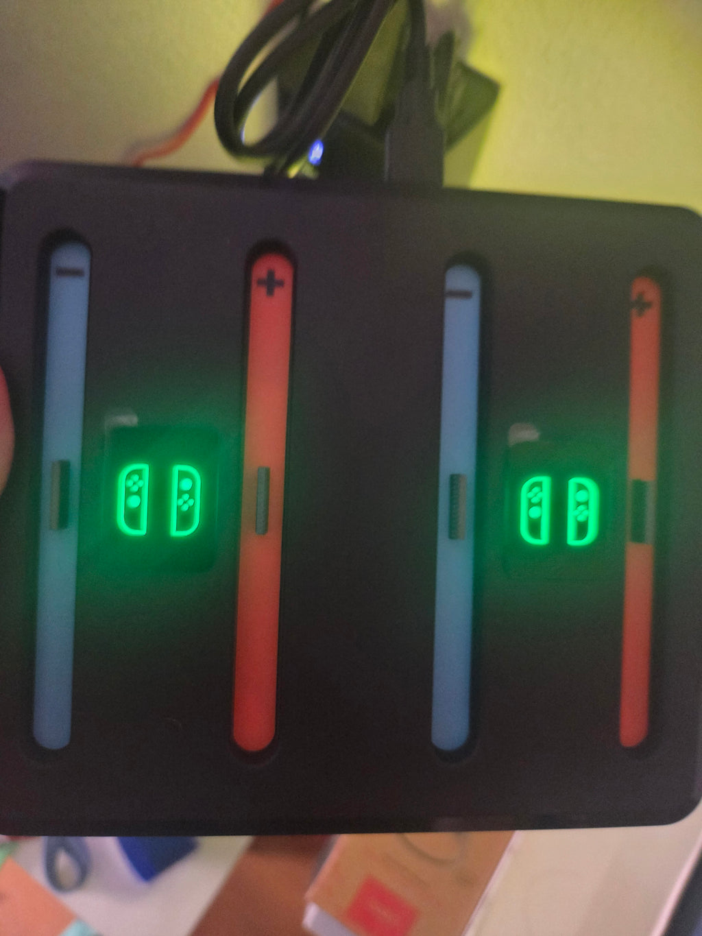 Base de carga 4 mandos Switch Joy-Con DOBE TNS-3160 | Luz RGB (Nueva)