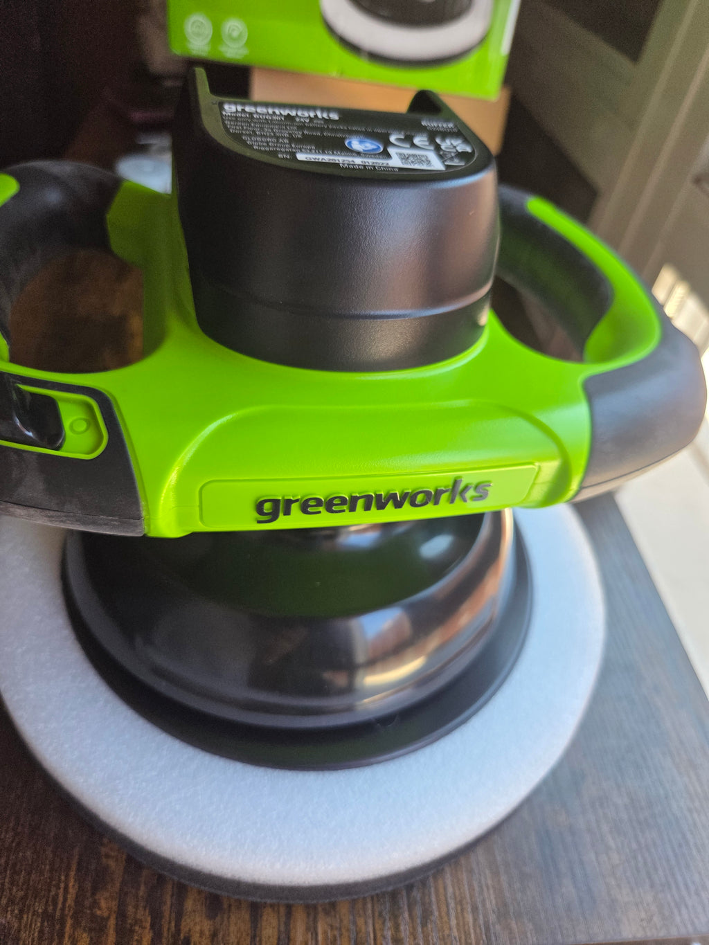 Pulidora Greenworks 24V inalámbrica (25,4 cm / 10") - NUEVA