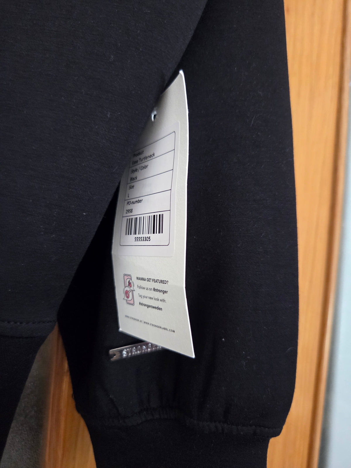 Sudadera STRONGER Cuello Alto / Chimenea Turtleneck Negra Talla L - Nueva con Etiquetas